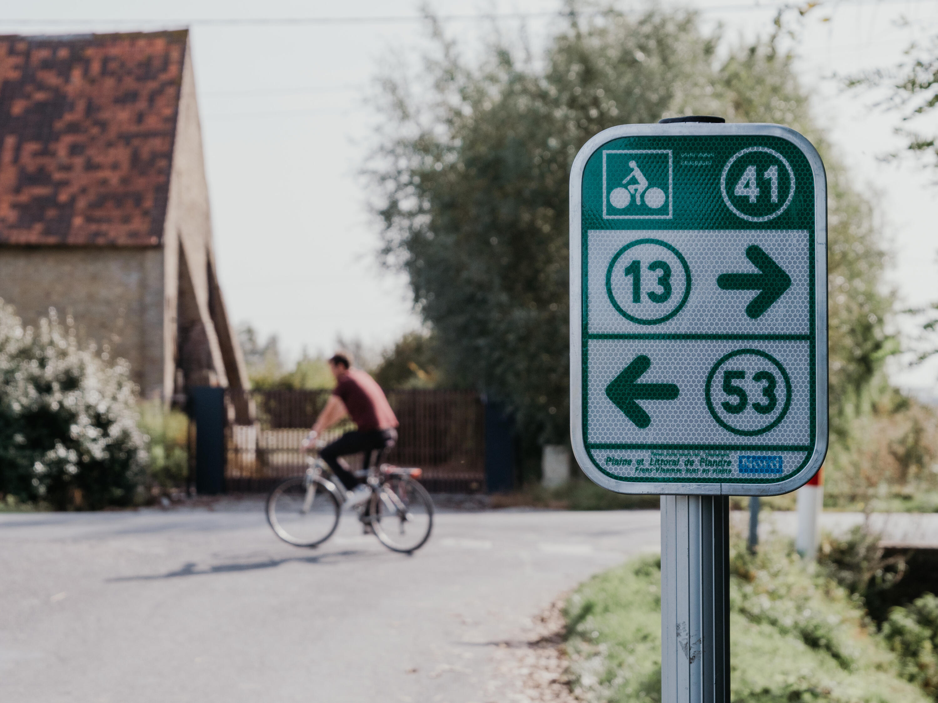 Photo d'un panneau vert et blanc du Réseau Points-Noeuds Vélo du Département du Nord